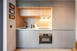 Kühlschrank, Ofen, Wasserkocher mit Kaffee-/Teezubehör, Toaster