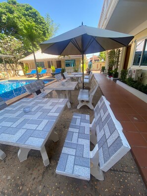 تناول الطعام بالخارج