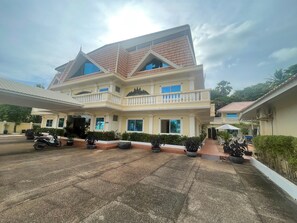 المنشأة من الخارج