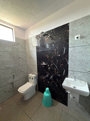 Bañera con ducha, artículos de tocador gratuitos, toallas, jabón