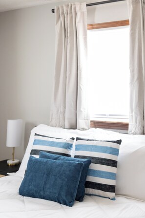Tabla de planchar con plancha, internet y ropa de cama 