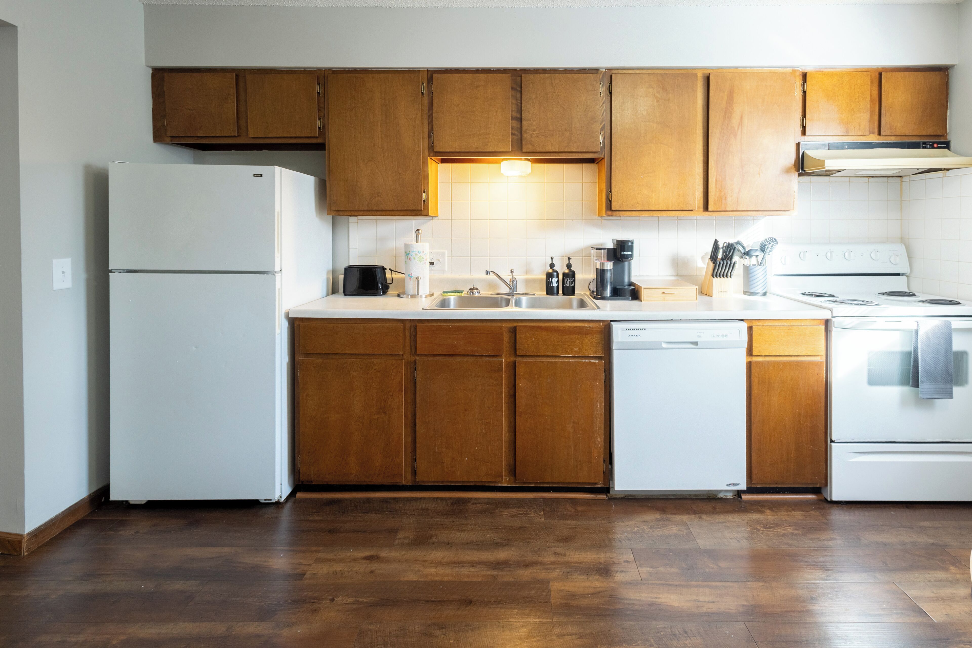 Kaffe-/temaskine, køkkentøj/tallerkener/redskaber, spisebord