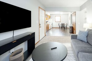 Living area - Near K-State Campus - Central Manhattan Stay (Manhattan)