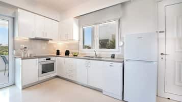 Réfrigérateur, four, plaque de cuisson, cafetiÚre/bouilloire