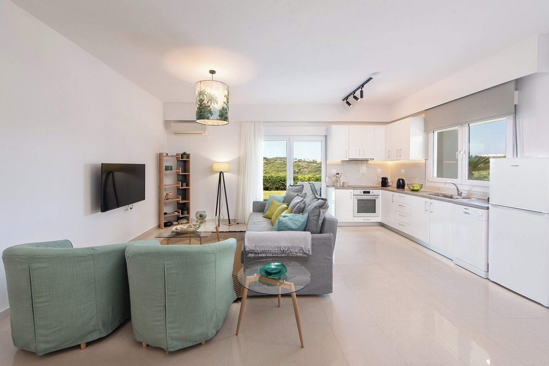 Un appartement moderne comprenant un salon, une cuisine et un coin repas.
