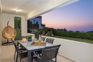 屋外ダイニングエリア