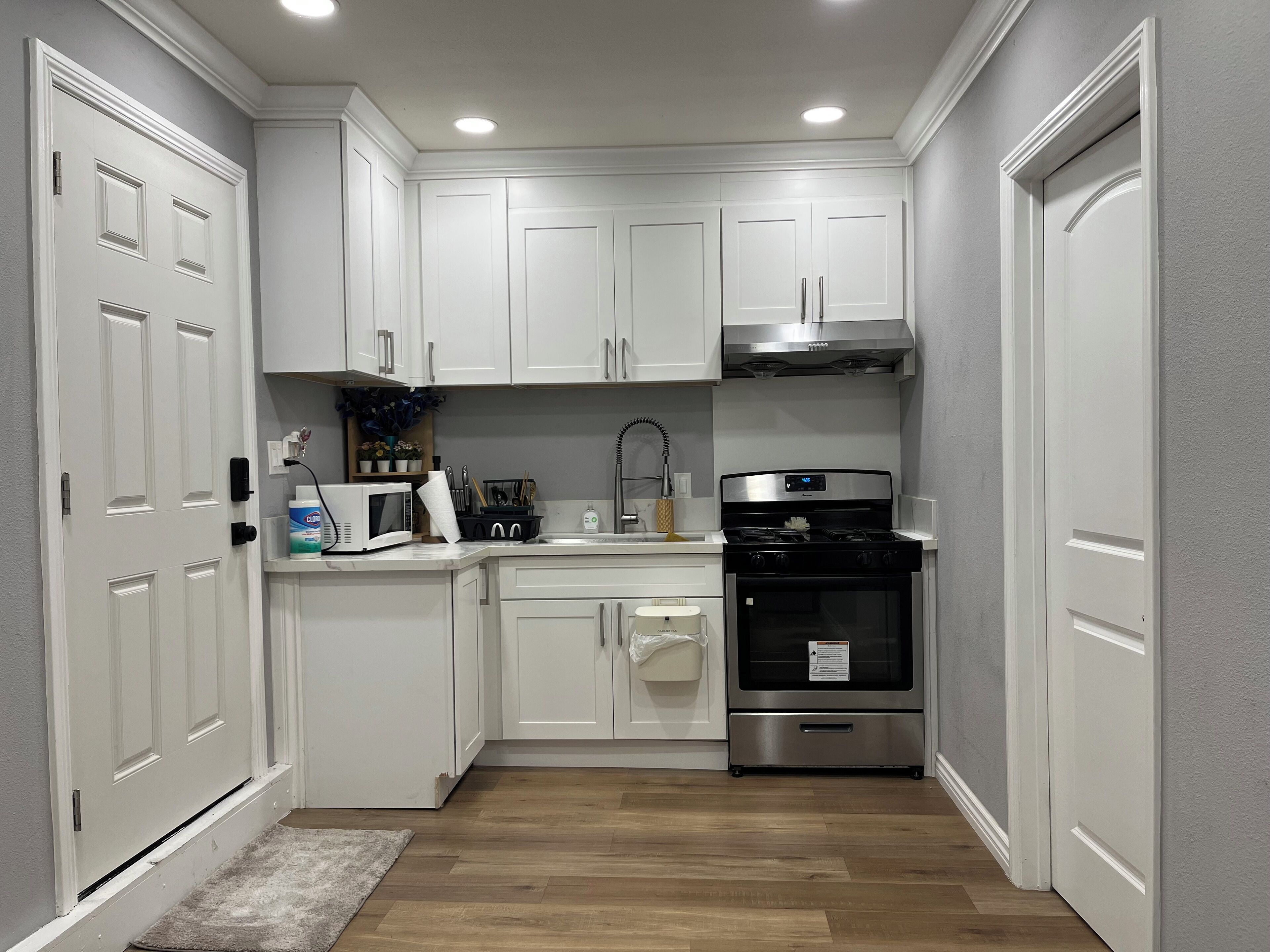 Kühlschrank, Mikrowelle, Kochgeschirr/Geschirr/Besteck, Gewürze