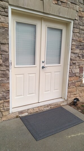 Exterior detail - 2-bedroom apartment, a safe/quiet neighborhood in Grayson with AC & fitness room (Grayson)