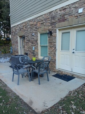 Outdoor dining - 2-bedroom apartment, a safe/quiet neighborhood in Grayson with AC & fitness room (Grayson)