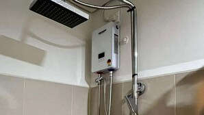 Hair dryer, towels, soap, toilet paper - Bayfront Cozy Stay at SMDC Coast Residences (Pasay City)