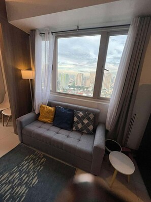 Living area - Bayfront Cozy Stay at SMDC Coast Residences (Pasay City)