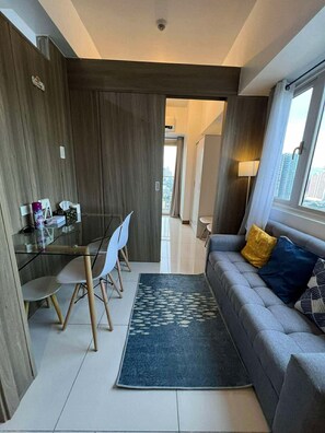 Living area - Bayfront Cozy Stay at SMDC Coast Residences (Pasay City)