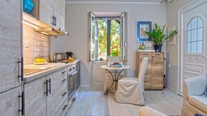 Departamento, vista al patio | Cocina privada | Cafetera y tetera y tetera eléctrica 