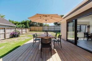 Outdoor dining - Sea-cret Hideaway! (Tauranga)