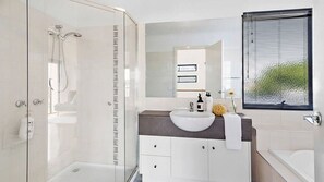 Shower, hair dryer, towels - Seachange Escape – ideal beach house in premium location (St Leonards)