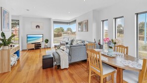 TV - Seachange Escape – ideal beach house in premium location (St Leonards)