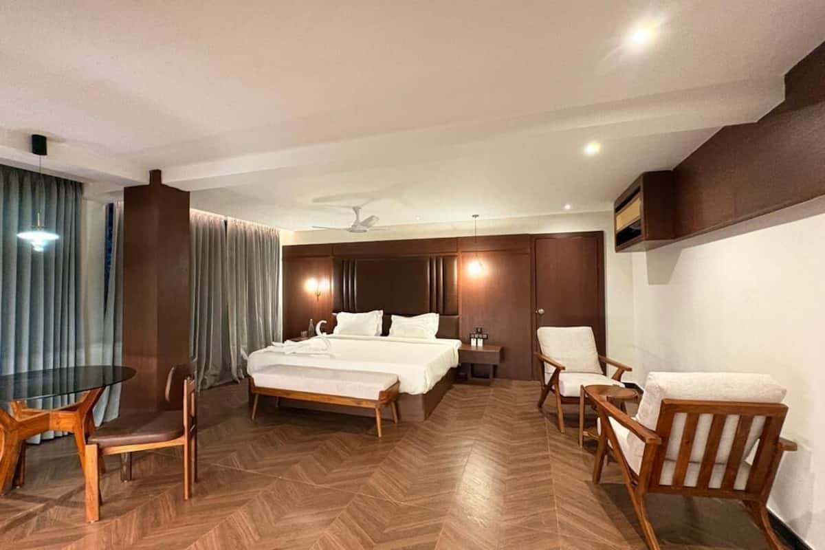 Luxury Suite | Desk, laptop workspace, WiFi (free), bed sheets