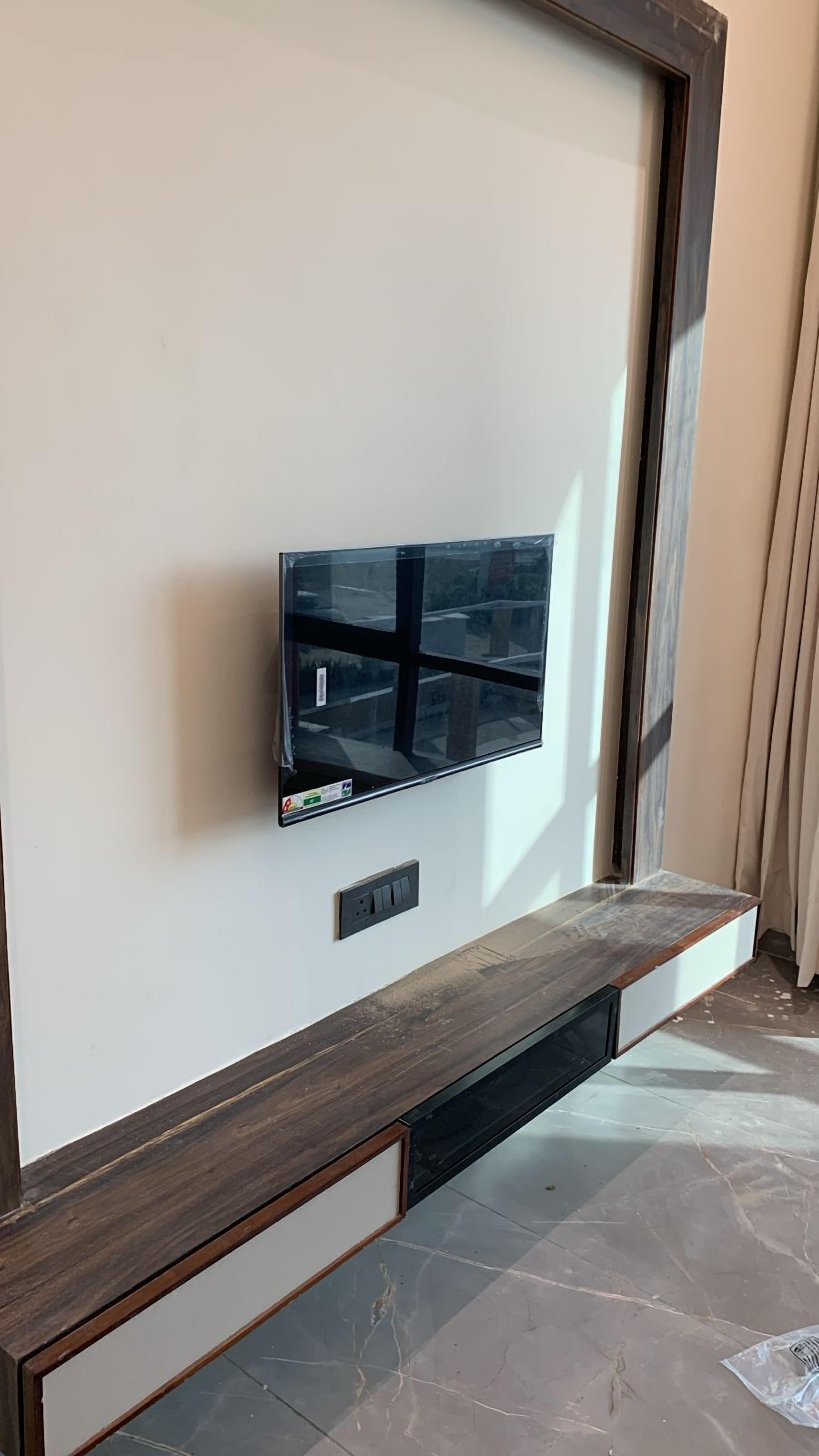 Desk, laptop workspace, free WiFi