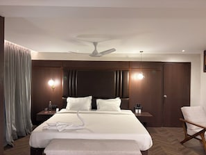 Executive Room | Desk, laptop workspace, free WiFi, bed sheets