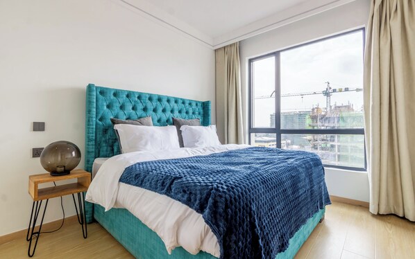 Muebles diferentes, cortinas blackout y sistema de insonorización 