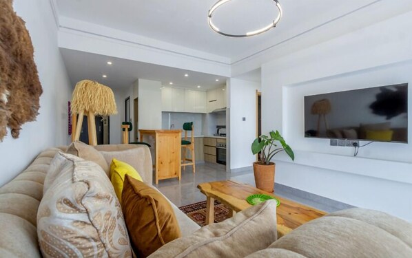 Comfort kamer | Woonruimte | Een 50-inch smart-tv met digitale zenders en streamingdiensten