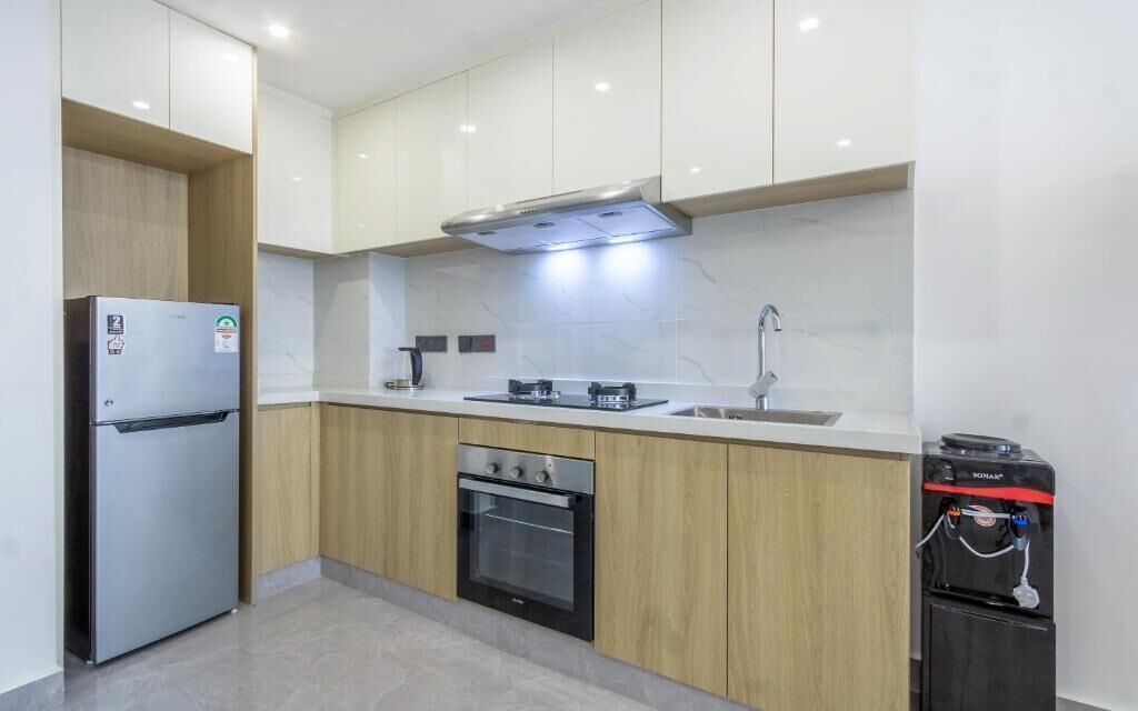 Lemari es, oven, kompor, dan peralatan masak/sendok-piring