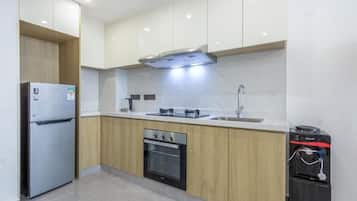 Lemari es, oven, kompor, dan peralatan masak/sendok-piring