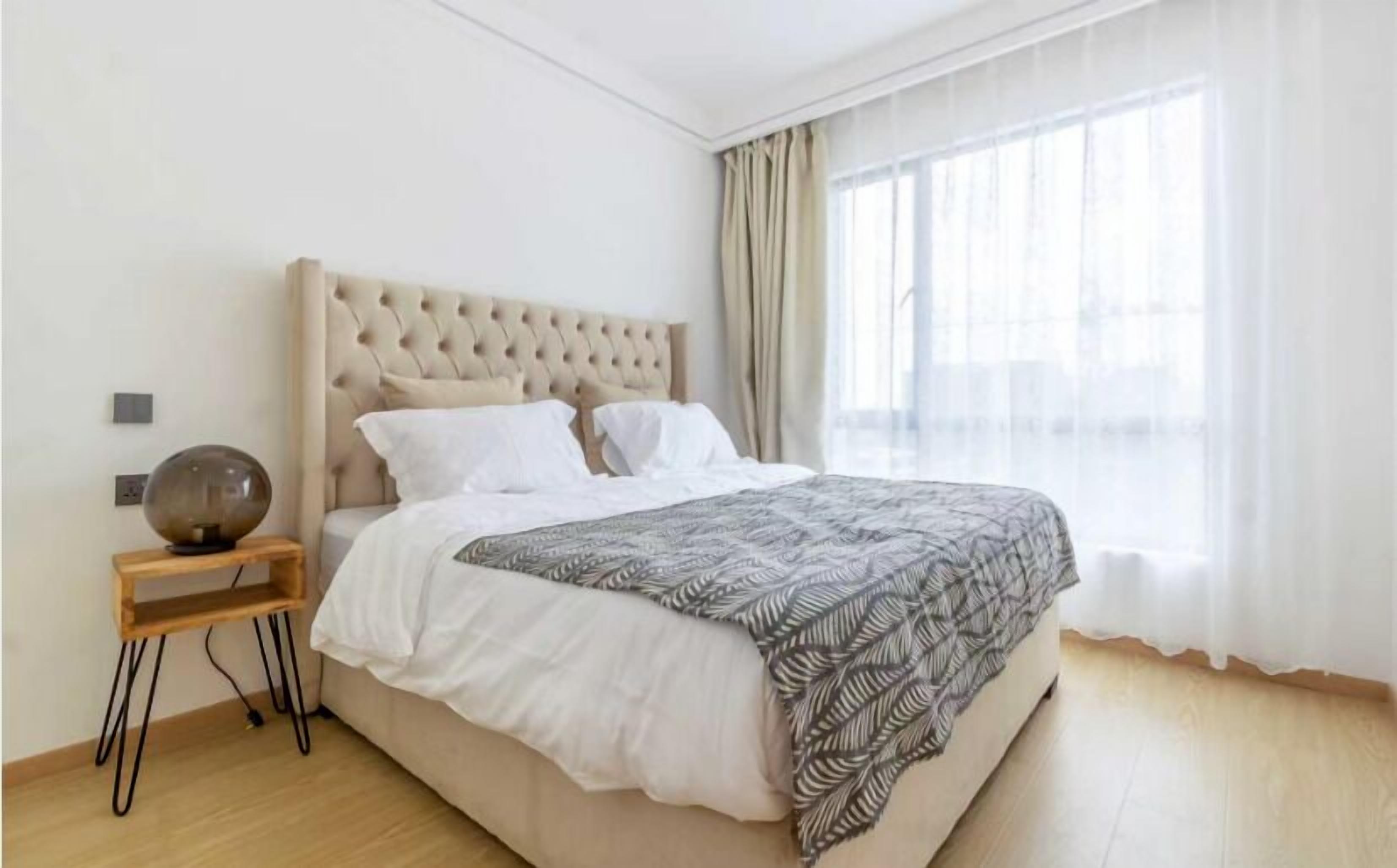 Comfort kamer | Een bureau, een laptopwerkplek, verduisterende gordijnen