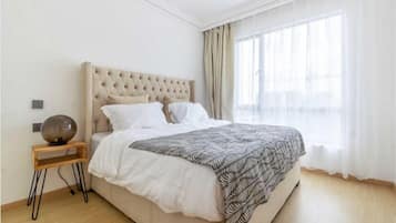 Comfort kamer | Een bureau, een laptopwerkplek, verduisterende gordijnen