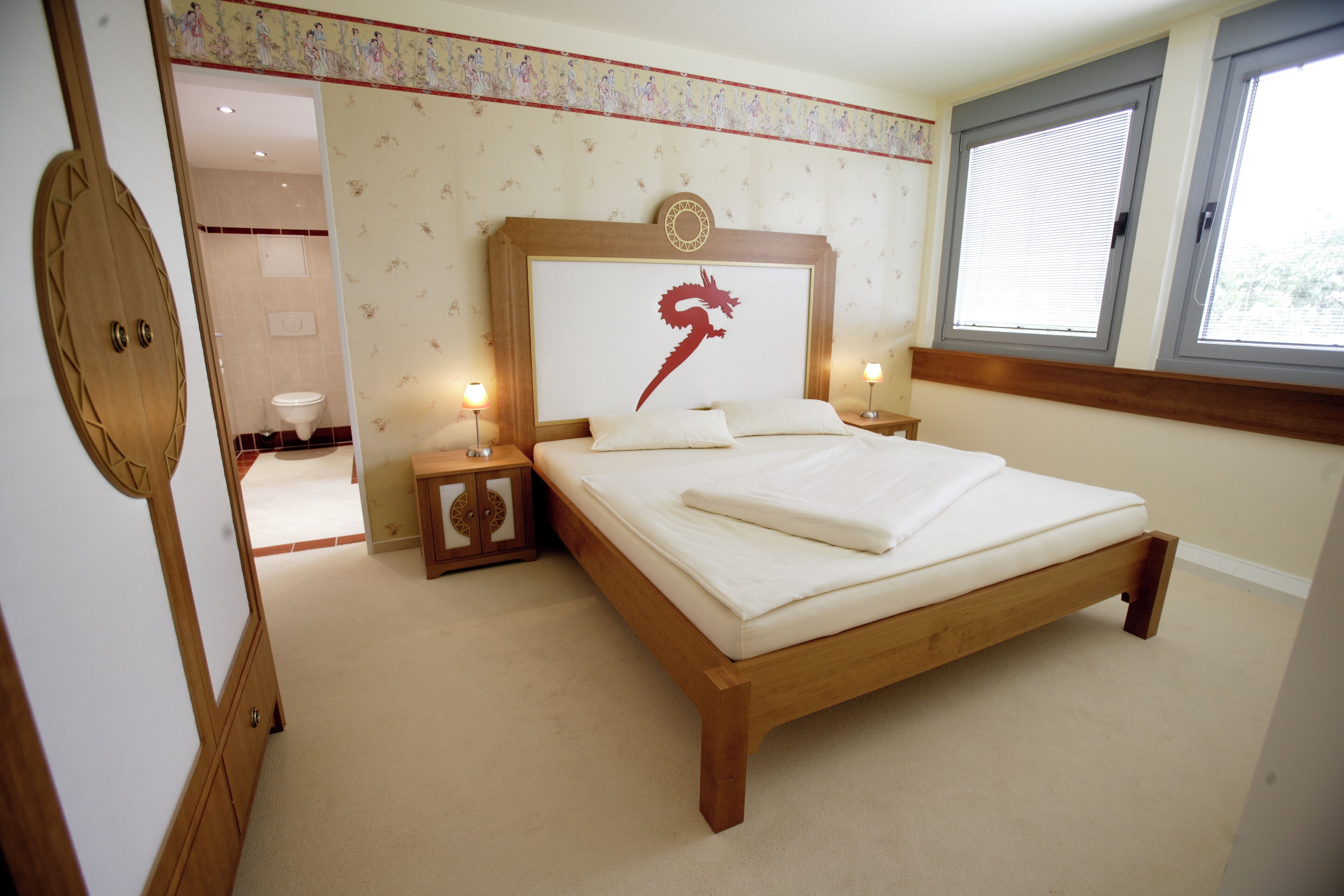 مكتب ومساحة عمل للكمبيوتر المحمول وواي فاي مجانًا