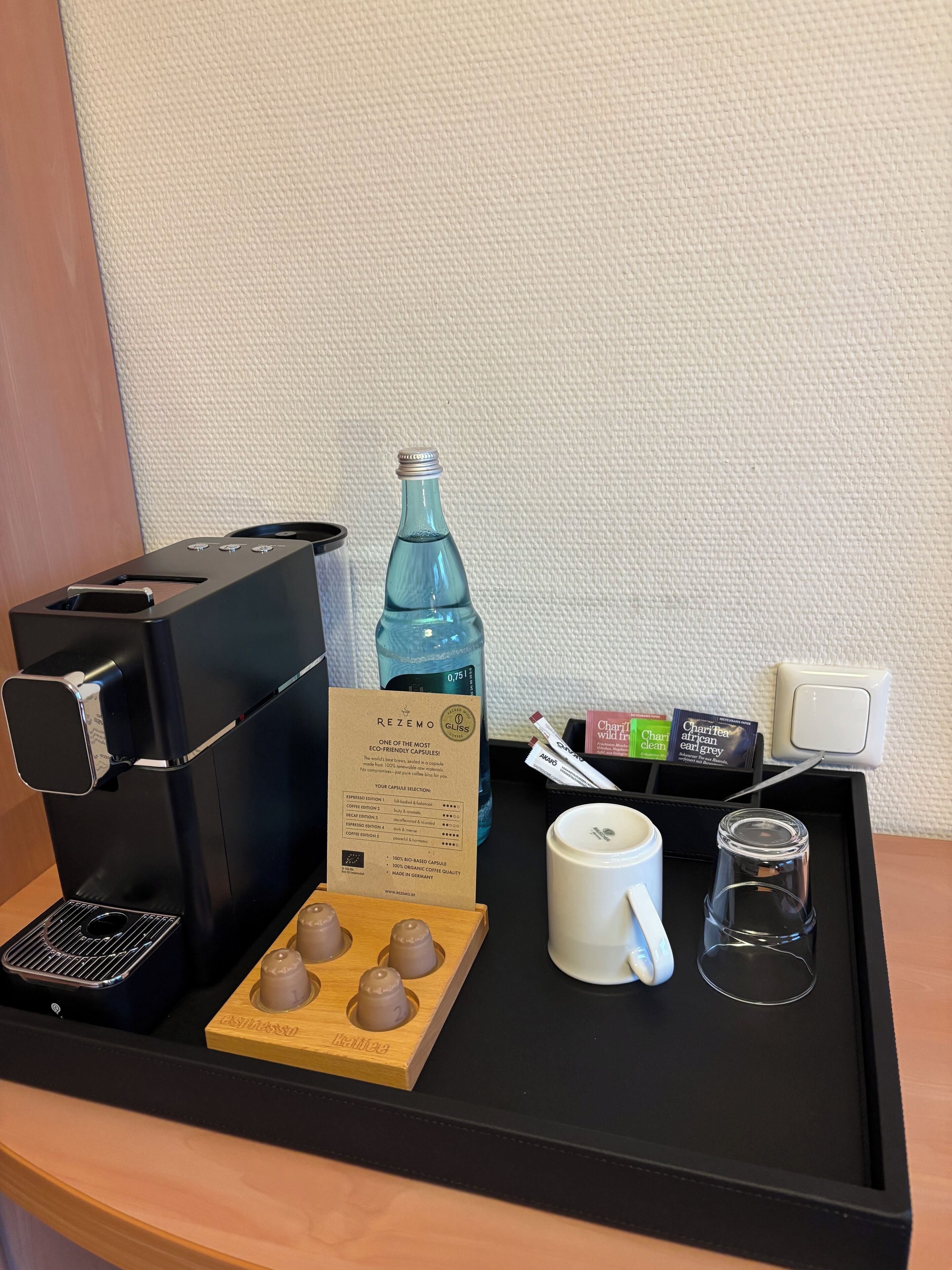 Een bureau, een laptopwerkplek, gratis wifi