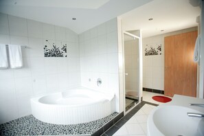 Comfort Double Room, Garden View | Bathroom | Hair dryer, towels, soap, shampoo - Laerholz84 (Bochum)