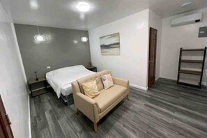 2 bedrooms, iron/ironing board, Internet, bed sheets