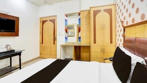 Unclassified image, 3 of 8, button - LE ALFANSO BY AZAD RAM (New Delhi)