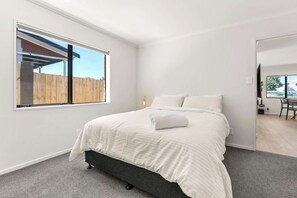 Iron/ironing board, WiFi, bed sheets - Within Range! (Tauranga)