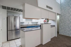 Microwave, oven, stovetop, dishwasher - 2 beds 2 baths condo, heated pool, hot tub, gym, bike loop in Foothills, Tucson (Tucson)