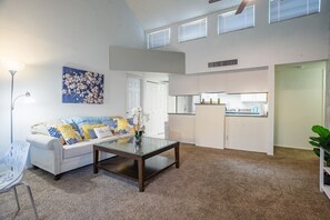 Smart TV, fireplace - 2 beds 2 baths condo, heated pool, hot tub, gym, bike loop in Foothills, Tucson (Tucson)