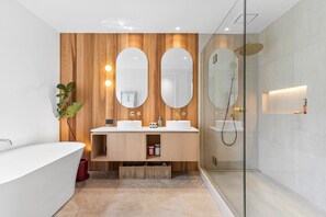 Towels - Luxury Coastal Retreat with Pool, Spa & Private Beach Access (Auckland)