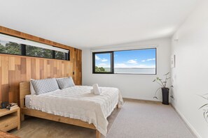 3 bedrooms, iron/ironing board, WiFi, bed sheets - Luxury Coastal Retreat with Pool, Spa & Private Beach Access (Auckland)