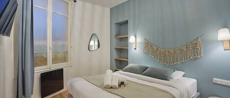 Escritorio, tabla de planchar con plancha, wifi gratis y ropa de cama