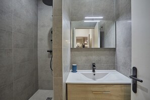 Shower, hair dryer, towels - Apartment in the center of Paris-Sacre Coeur (Paris)