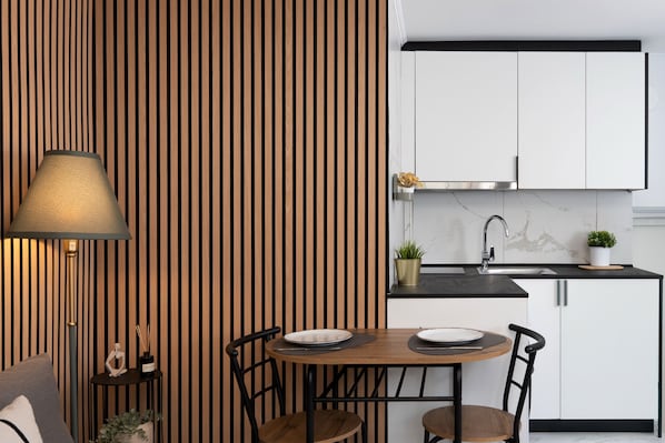 Athenian Loft | Eigene Küche | Mini-Kühlschrank, Mikrowelle, Herdplatte, Espressomaschine