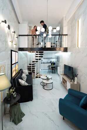 Two Bedroom and Loft Apartment | Két bảo mật tại phòng, màn/rèm cản sáng, phòng cách âm 