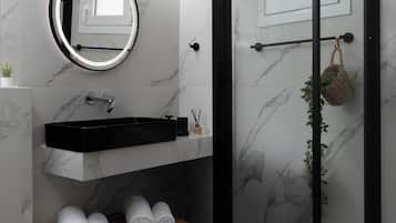 Athenian Two Bedroom and Loft Apartment | Badeværelse | Bruser, hårtørrer, hjemmesko, håndklæder