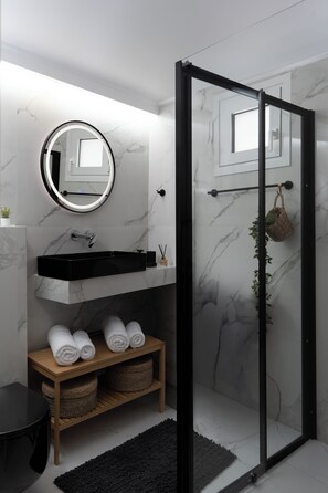 Athenian Two Bedroom and Loft Apartment | ห้องน้ำ | ฝักบัว, ไดร์เป่าผม, รองเท้าสวมภายในห้อง, ผ้าเช็ดตัว