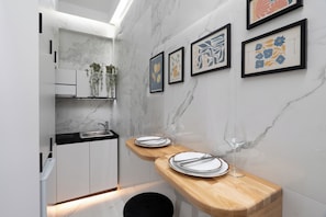 Athenian Studio with Balcony | Zimmersafe, Verdunkelungsvorhänge, schallisolierte Zimmer