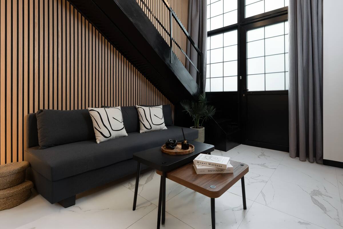 Athenian Two Open Studio Apartment | Két bảo mật tại phòng, màn/rèm cản sáng, phòng cách âm 
