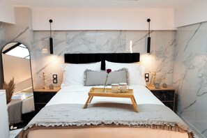 One Bedroom and Loft Apartment | Két bảo mật tại phòng, màn/rèm cản sáng, phòng cách âm 