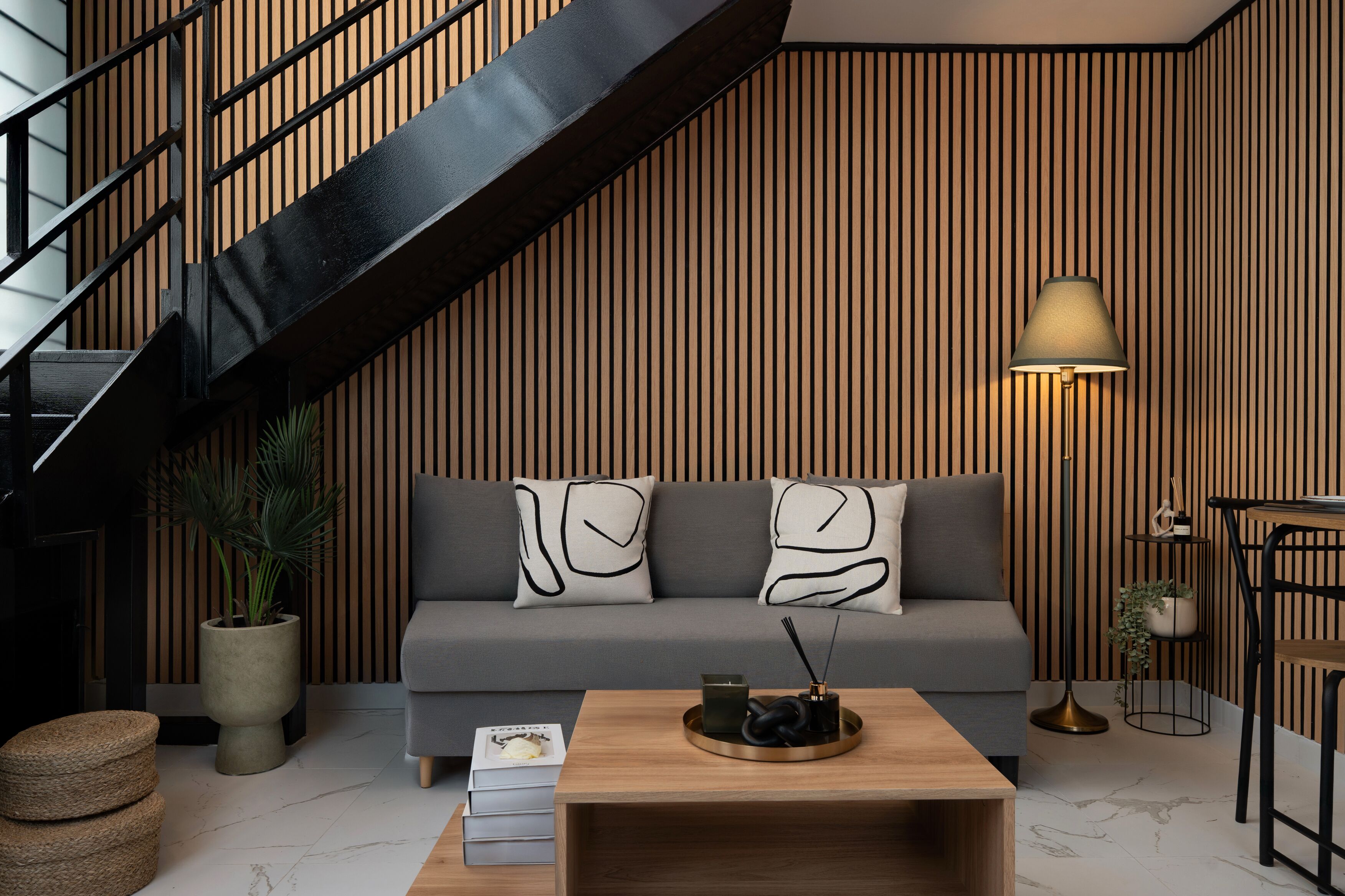 Athenian Loft | Περιοχή καθιστικού | Τηλεόραση LCD 50 ιντσών με καλωδιακά κανάλια