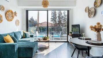 Appartement, 1 lit double et 1 canapé-lit, cuisine, vue ville | Salle de séjour | TV connectée, Netflix, services de streaming